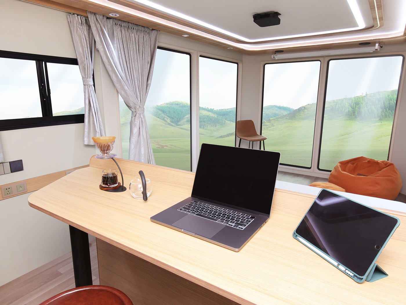 Y9-S Mountain Scenic Hotel Trailer view 2