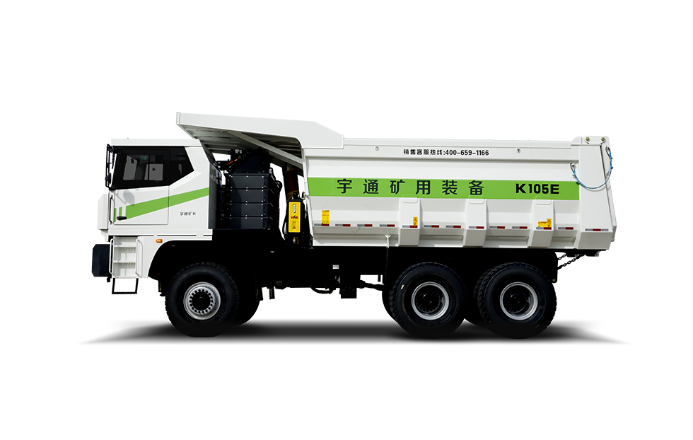 Caminhão basculante de mineração elétrico YTK105E em uma estrada de transporte de mina de cobre de alta altitude