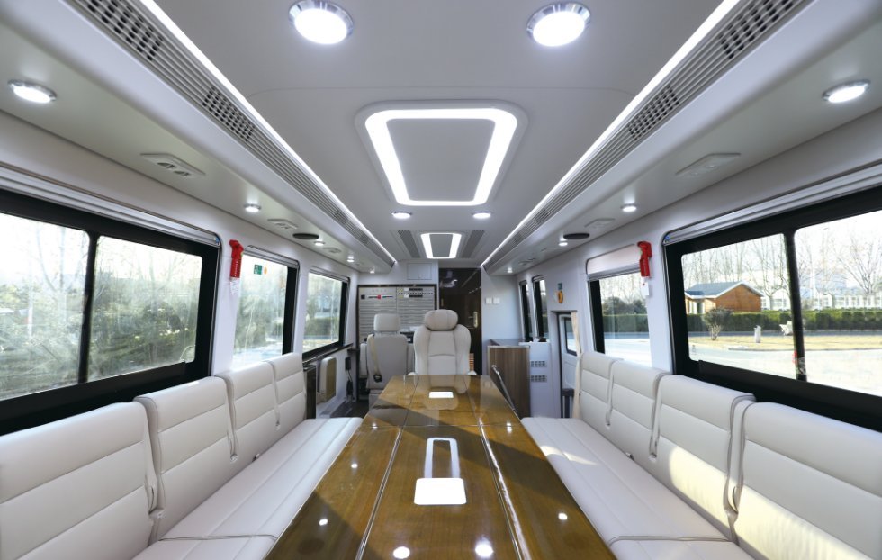 Kendaraan Komando Komunikasi ZK5130XZHD61 tampilan 3