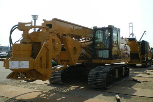 Rotary blasthole drill rig drilling a bench in a quarry