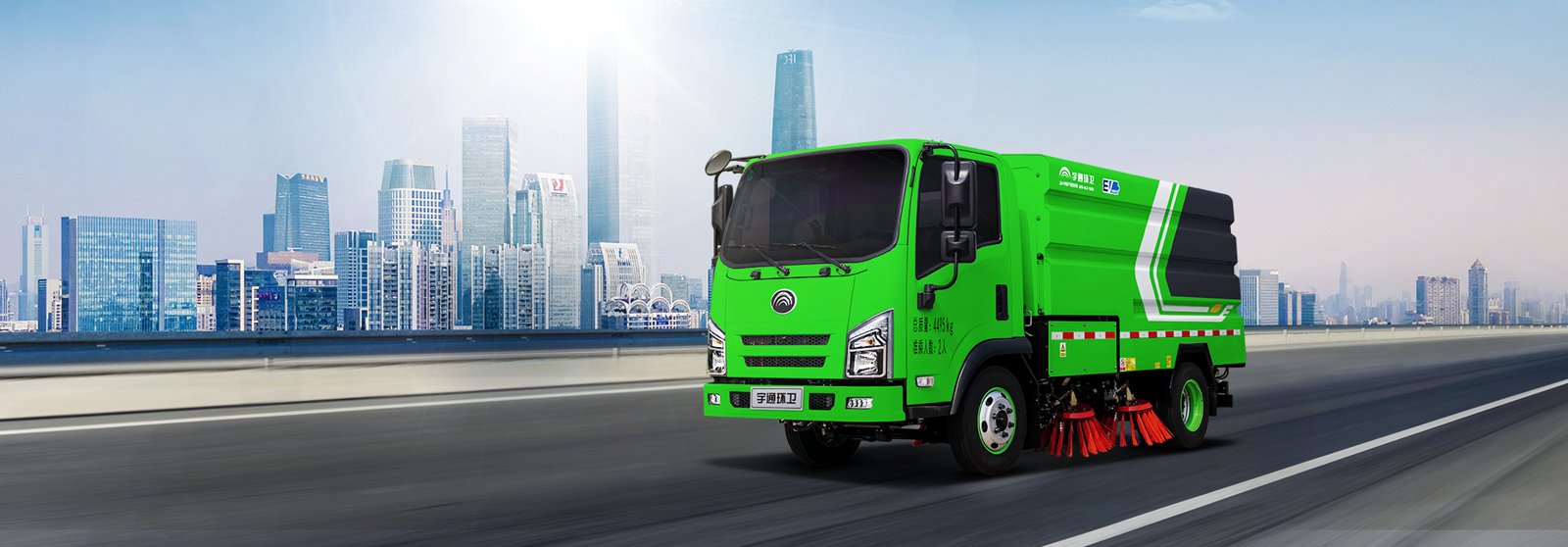 YTZ5041TSL battery-electric sweeper truck on urban road